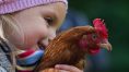 Kind mit Huhn