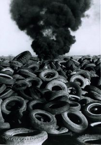 Feuer auf Halde v. Autoreifen/Foto 1965 - Rubbish Tip / Car Tyres / Photo 1965 - Pneus de voiture en train de brËler / Photo 1965