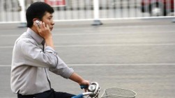 Chinese mit Mobiltelefon