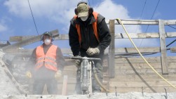 Arbeiter mit Presslufthammer, Abrissarbeiten, Workers with air hammer...