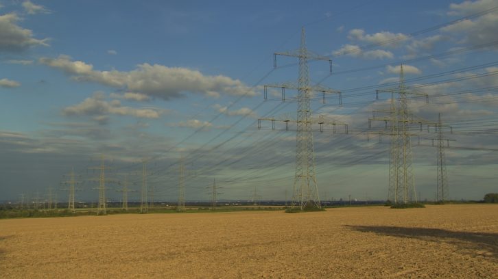 Strommasten-auf-Feld Strommasten auf einem Feld