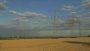 Strommasten auf einem Feld