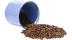 Umgest¸rzter Becher mit Kaffeebohnen Umgest¸rzter Becher mit Kaffeebohnen