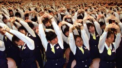 Japanische Verkâ°uferinnen bei Lockerungs¸bungen Japanische Verkâ°uferinnen bei Lockerungs¸bungen