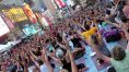 Die New Yorker begrÂ¸ï¬en: Mit einem ganztâ°gigen Yoga-Festival mitten auf dem Time Square