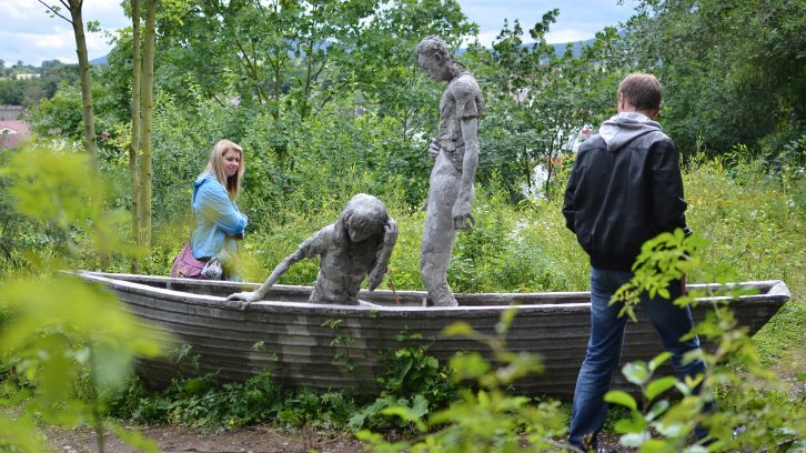 documenta-Besucher sehen sich die Tonskulpturen des argentinischen documenta-Künstlers Adrian Villar Rojas auf den Weinbergterrassen in Kassel an