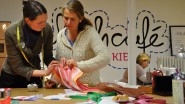 Interessierte treffen sich zum Nähen im Nähcafé Kiel