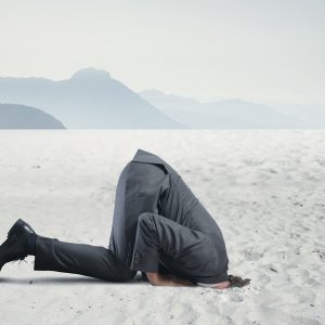 Burnout: Mann steckt den Kopf in den Sand