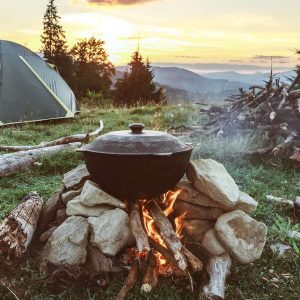Camping mit Zelt und Lagerfeuer