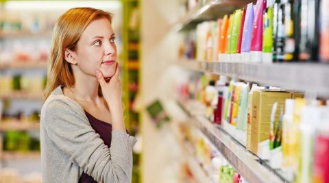 Junge Frau kauft nachhaltig und bewusst im Supermarkt ein