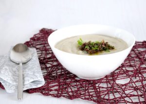 Blumenkohlsuppe Blumenkohlsuppe in einer Schuessel