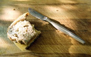 angebissenes Butterbrot mit Messer