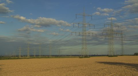 Strommasten auf einem Feld