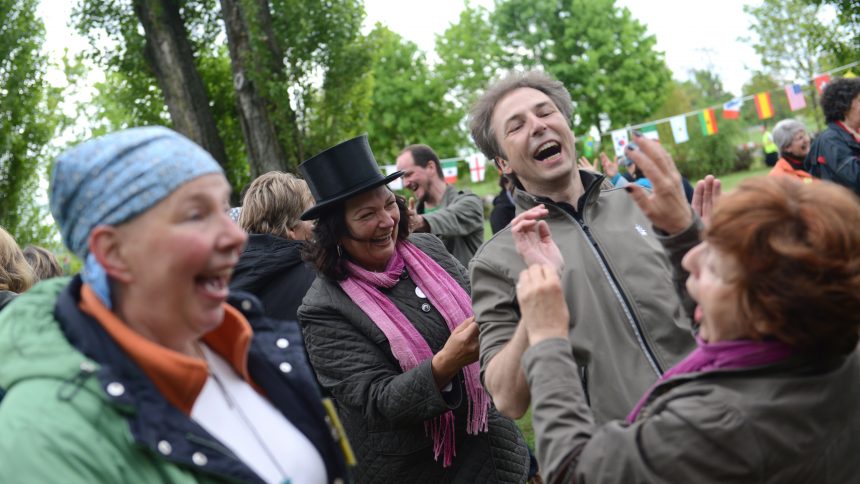 Glückliche lachende Menschen