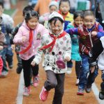 Glückliche chinesische Schulkinder