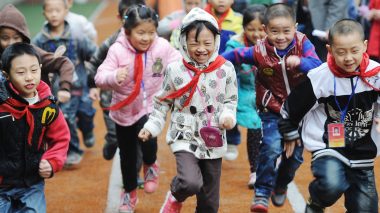 Glückliche chinesische Schulkinder