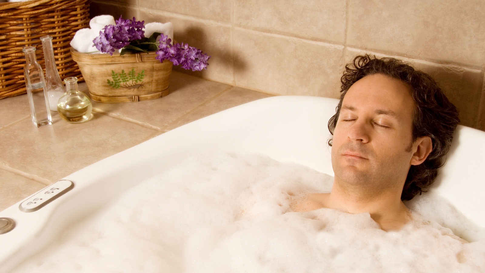 Можно ли принять горячую ванну при температуре. Мужчина в ванной. Человек в ванной. Человек лежит в ванной. Лежу в ванне.