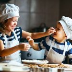 Kinder backen im Winter