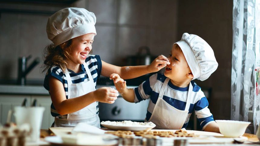 Kinder backen im Winter