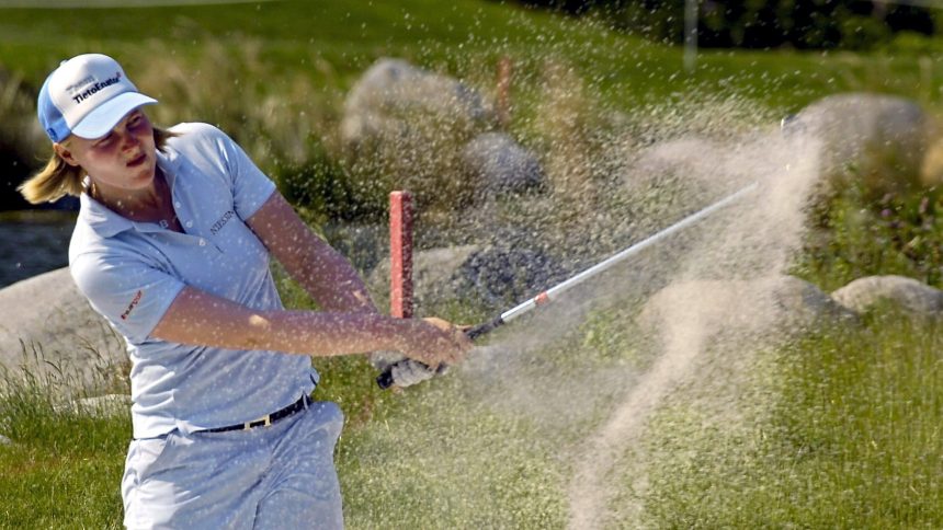 Bettina Hauert beim Golfen