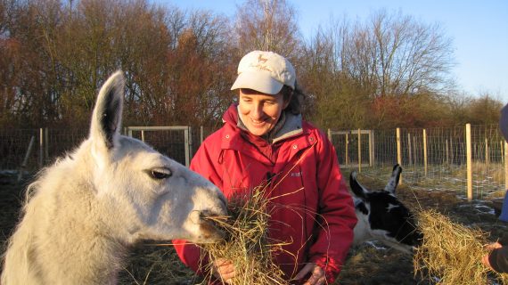 Beate Pracht füttert Kasimir