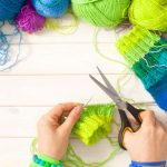Kreativarbeit mit Häkeln und Stricken