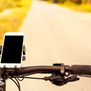 Praktisches Fahrrad Zubehör: Smartphone beim Fahren laden