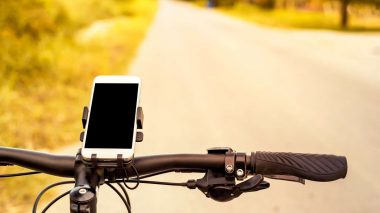 Praktisches Fahrrad Zubehör: Smartphone beim Fahren laden