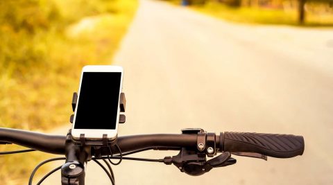 Praktisches Fahrrad Zubehör: Smartphone beim Fahren laden