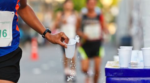 Sollte man auch während des Sports trinken?