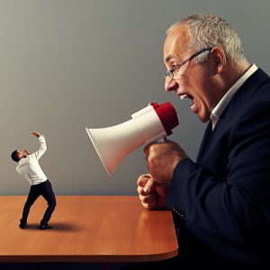 Gewaltfreie Kommunikation: Mann schützt sich vor aggressiv schreiendem Mann