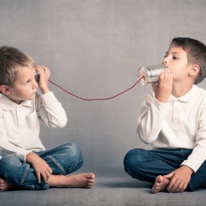 Jungs kommunizieren gewaltfrei