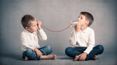 Jungs kommunizieren gewaltfrei