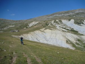 Mann auf Mountainbike