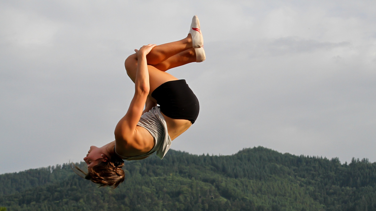 Девушка кувырок. Фото кувыркаться. Сальто фото девушек. Акробатический пируэт. Красивый шпагат.