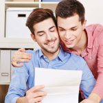 Zwei Männer lesen einen Brief