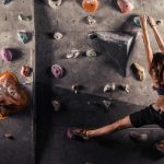 Frau beim Bouldern