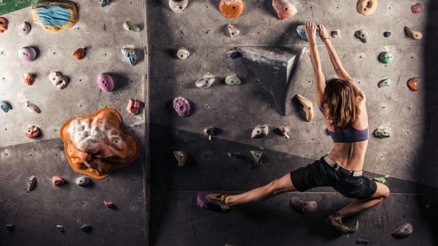 Frau beim Bouldern