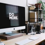 Schreibtisch mit Computer mit Aufschrift