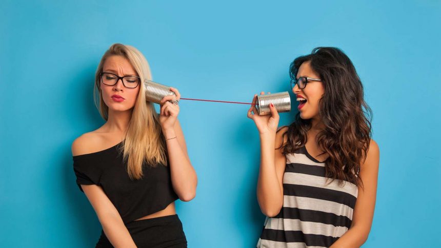 Zwei Frauen streiten mit einem Dosentelefon