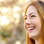 Glückliche lachende Frau