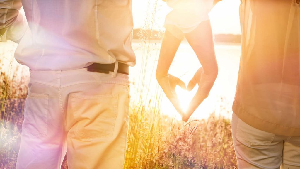 Grosse Frau und kleiner Mann in der Liebe evidero