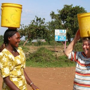 Gemeinsam Wasser tragen beim Mitreiseprojekt Kenya