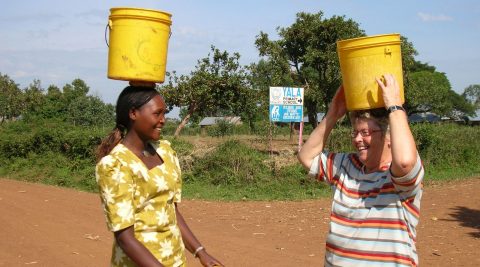 Gemeinsam Wasser tragen beim Mitreiseprojekt Kenya