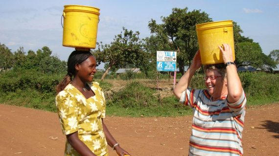 Gemeinsam Wasser tragen beim Mitreiseprojekt Kenya