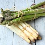 Grüner und weißer Spargel
