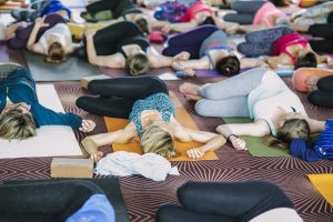 Yin Yoga: Asanas im Liegen und Sitzen