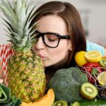 Frau küsst Obst