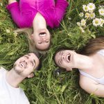 Lachende Menschen im Gras