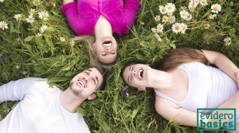 Lachende Menschen im Gras